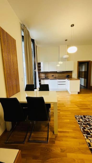 Apartment Holesovice, Garden, Garage Prague Luaran gambar
