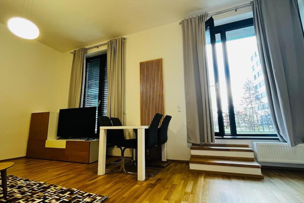 Apartment Holesovice, Garden, Garage Prague Luaran gambar