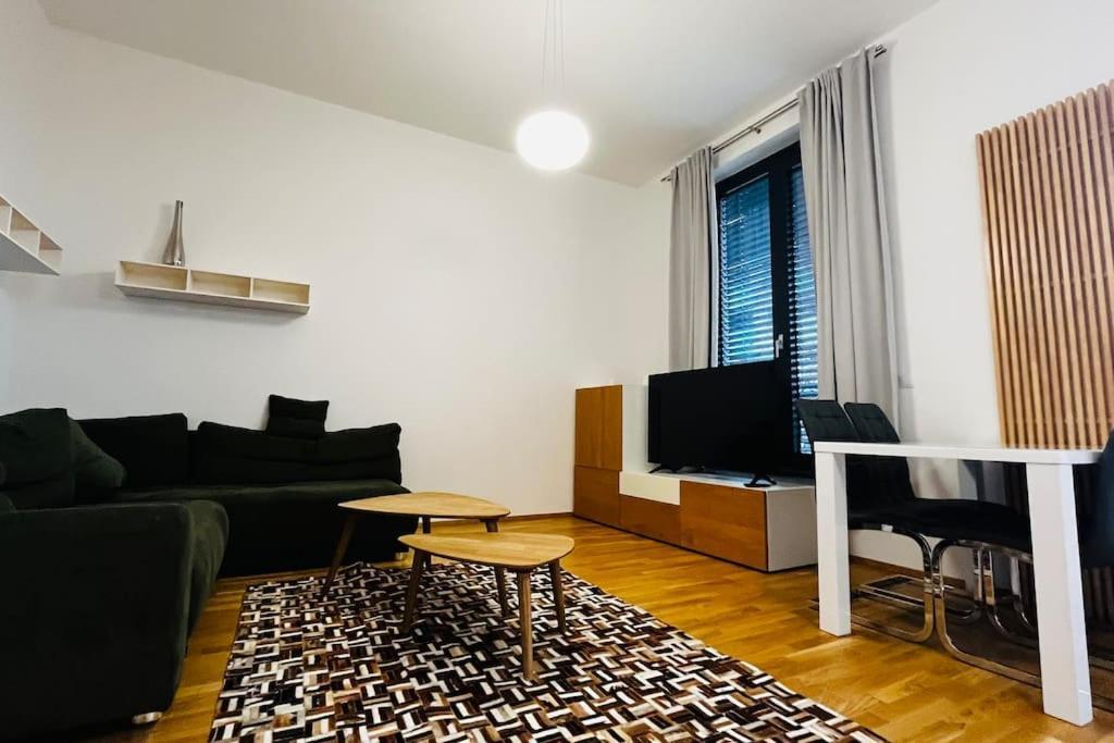 Apartment Holesovice, Garden, Garage Prague Luaran gambar
