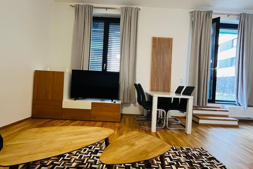 Apartment Holesovice, Garden, Garage Prague Luaran gambar