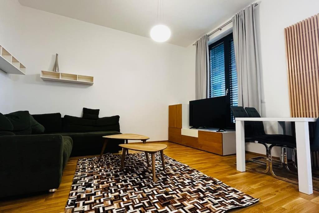 Apartment Holesovice, Garden, Garage Prague Luaran gambar